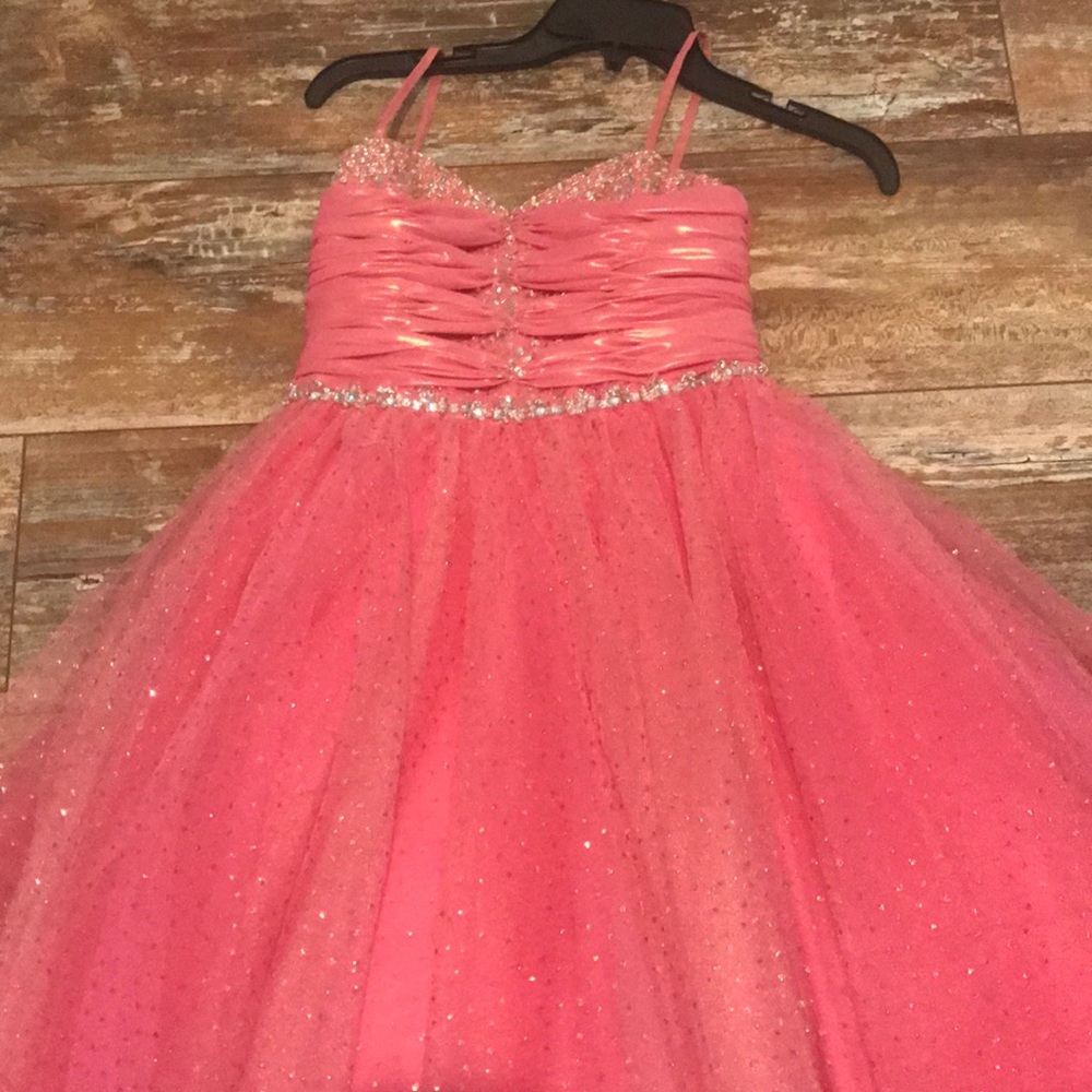 Beautiful Pink Girls formal Gown - Picture 2 of 8